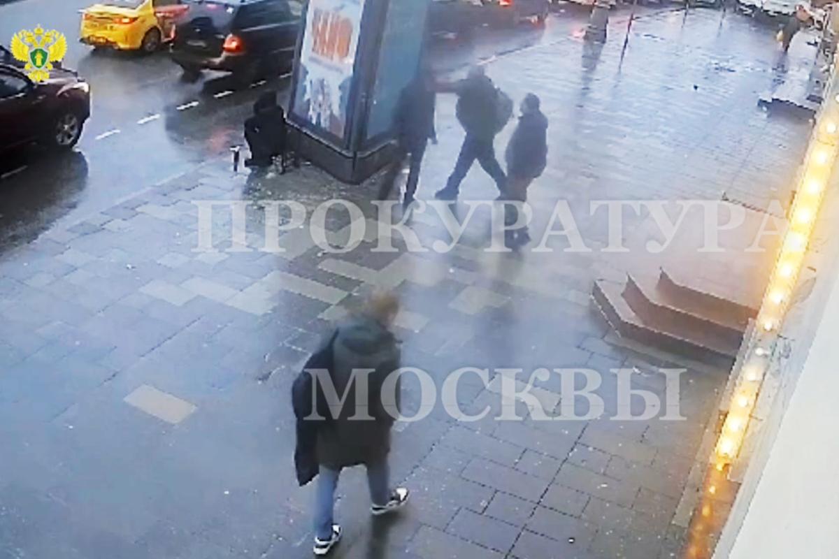 Жестокое избиение мужчины в центре Москвы попало на видео - Мослента